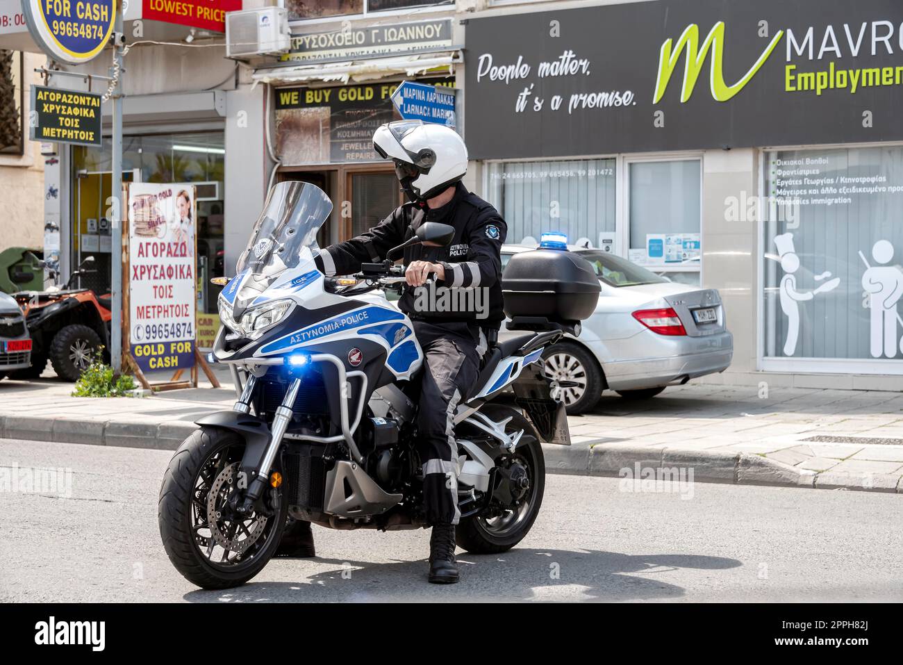 Larnaca, Cipro - 26 marzo 2022: Poliziotto in moto Foto Stock
