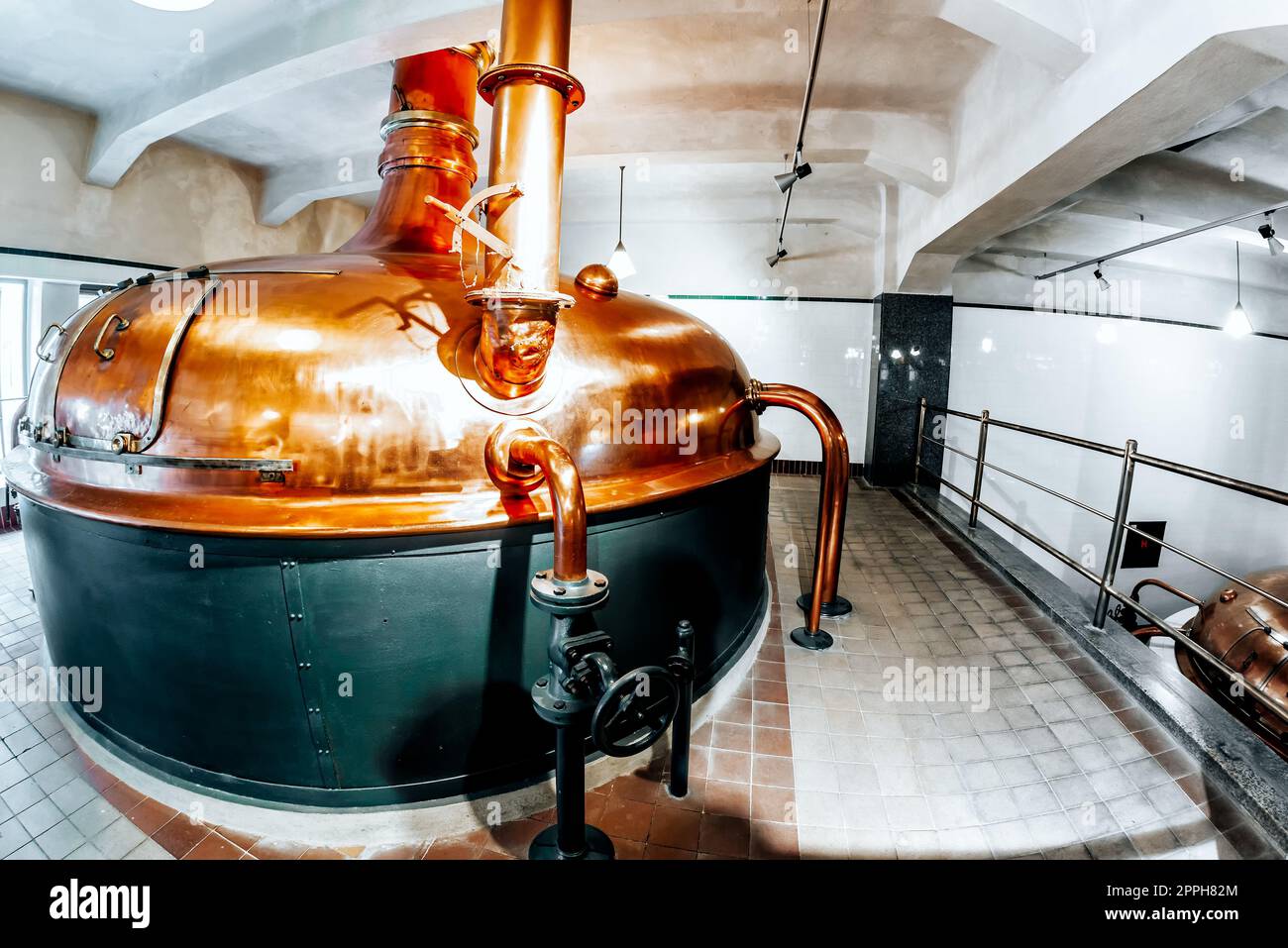 Serbatoio di fermentazione della birra in rame d'epoca Foto Stock