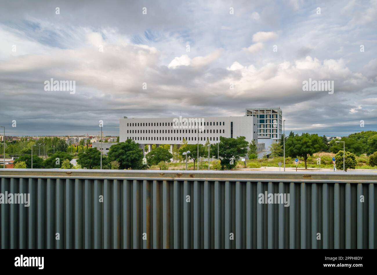 MOSTOLES, SPAGNA - 22 SETTEMBRE 2021: Veduta del campus dell'Università Rey Juan Carlos di Mostoles, un'università pubblica spagnola con sede nella Comunità di Madrid, Spagna, fondata nel 1996 Foto Stock