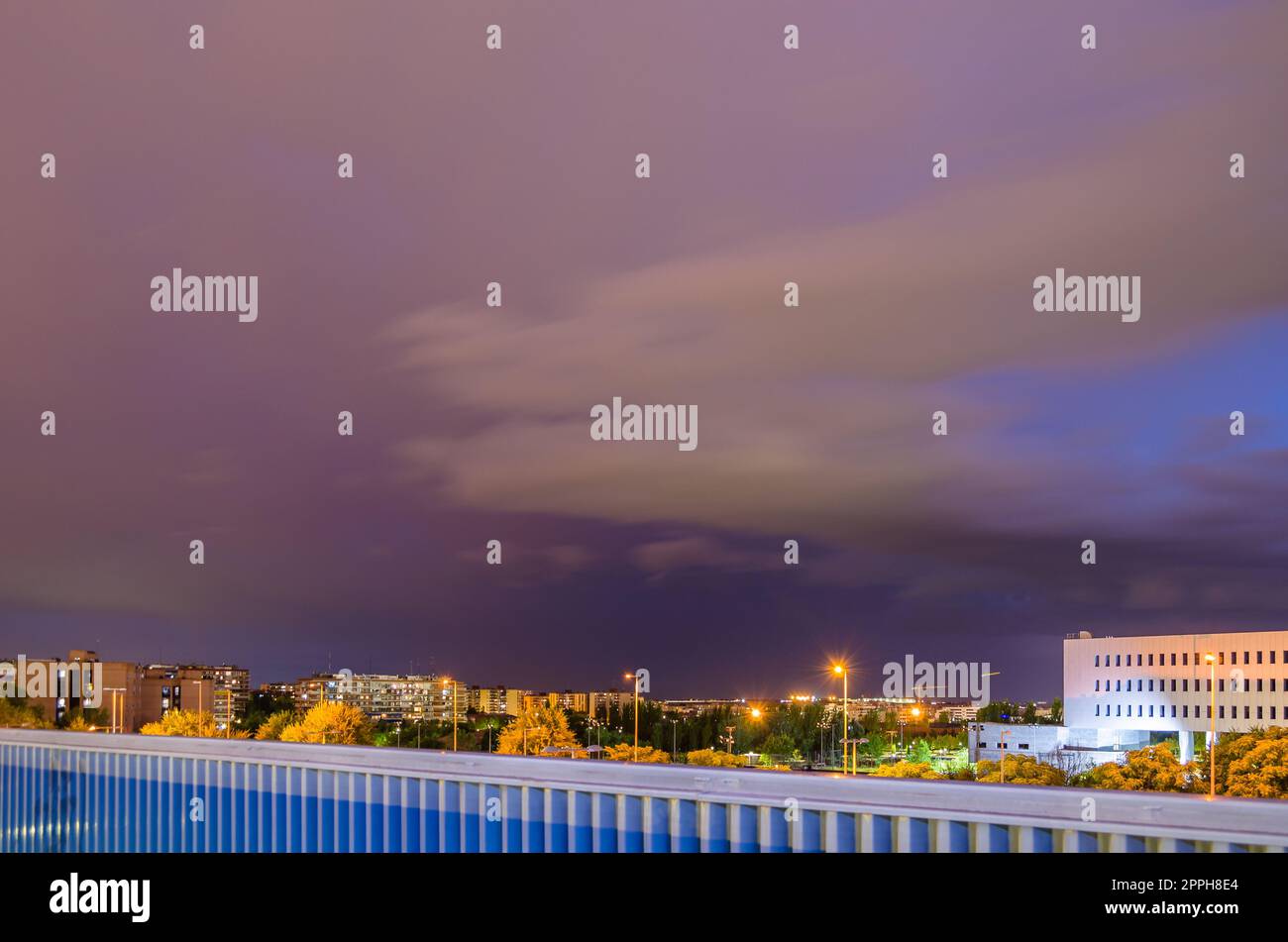 MOSTOLES, SPAGNA - 22 SETTEMBRE 2021: Vista notturna del campus dell'Università Rey Juan Carlos di Mostoles, un'università pubblica spagnola con sede nella Comunità di Madrid, Spagna, fondata nel 1996 Foto Stock