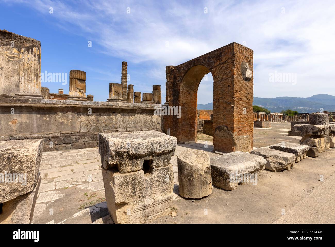 Foro della città distrutto dall'eruzione del Vesuvio, vista del Tempio di Giove, Pompei, Italia Foto Stock