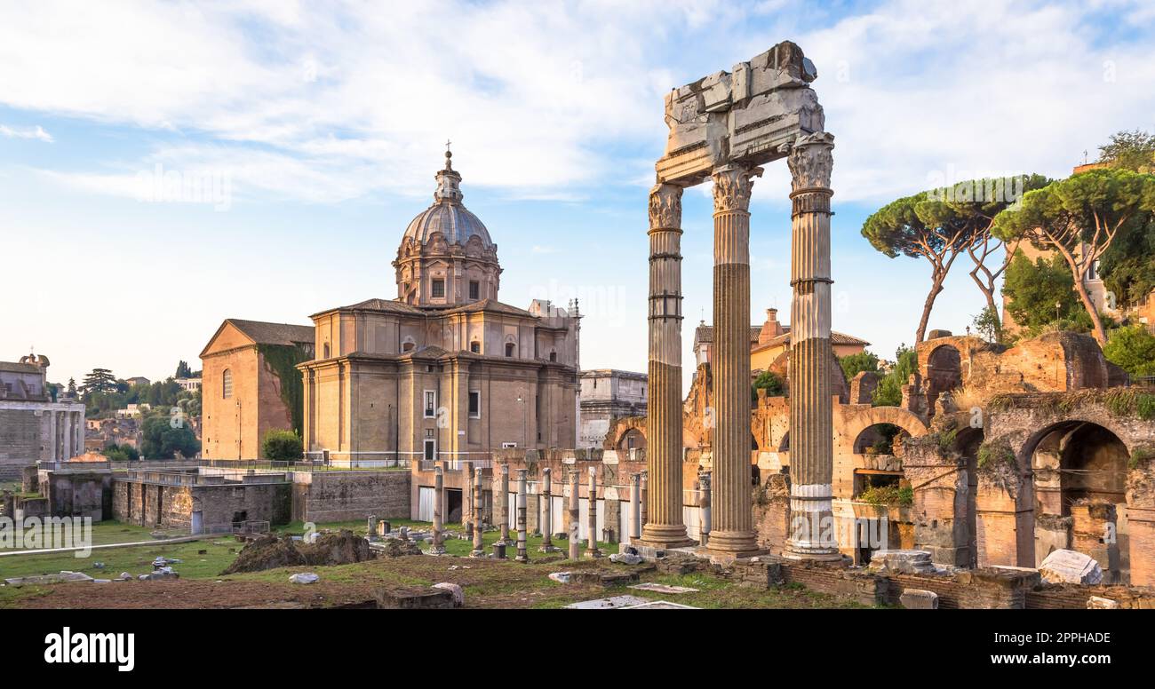 Alba luce con cielo blu su architettura romana antica a Roma, Italia Foto Stock