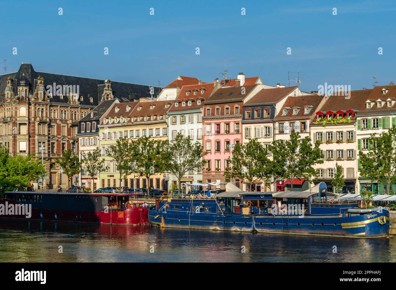 STRASBURGO, FRANCIA - 29 AGOSTO 2013: Vista degli edifici sulla riva del canale a Strasburgo, Alsazia, Francia Foto Stock