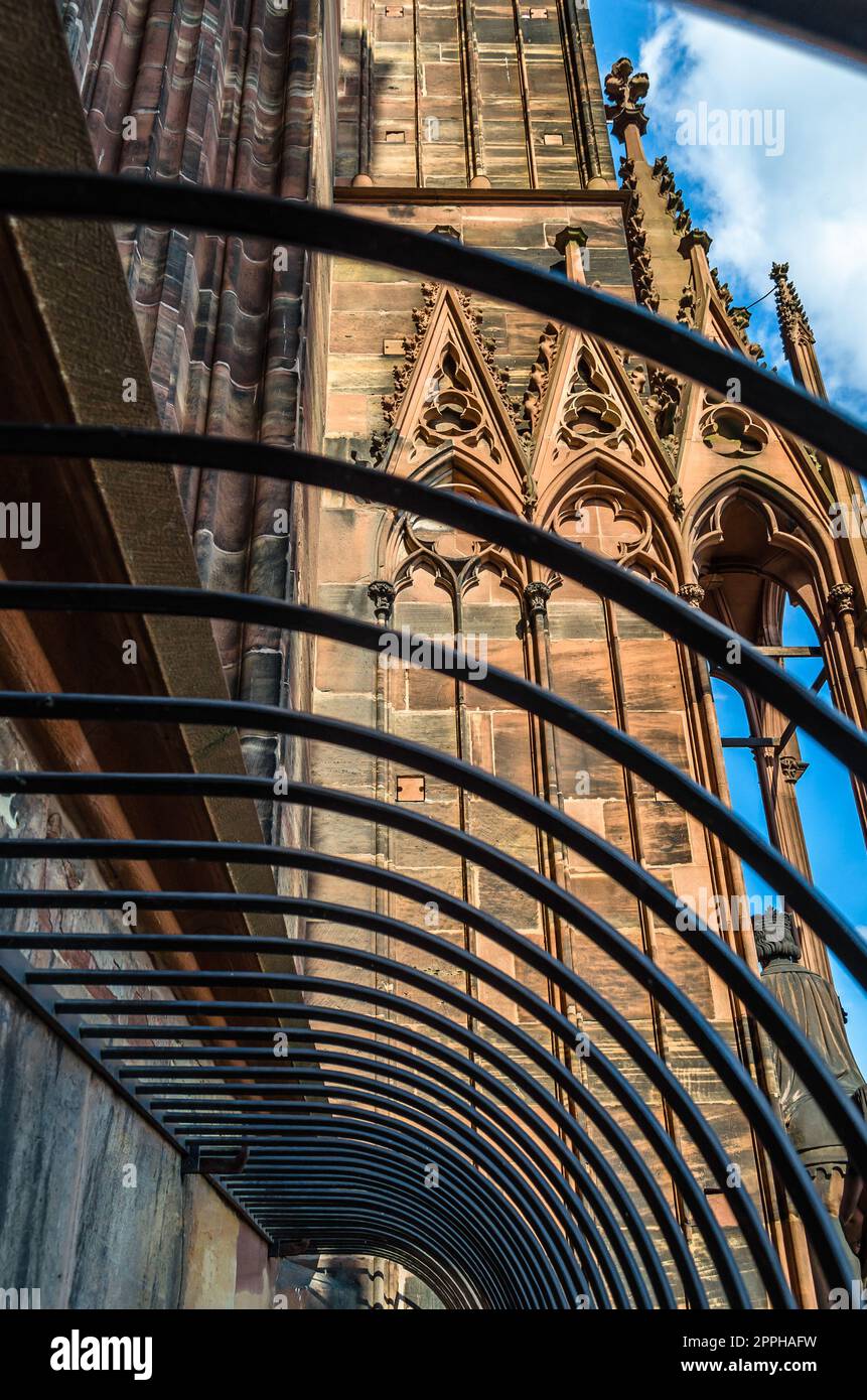 Dettaglio architettonico della cattedrale gotica di Strasburgo, Francia Foto Stock