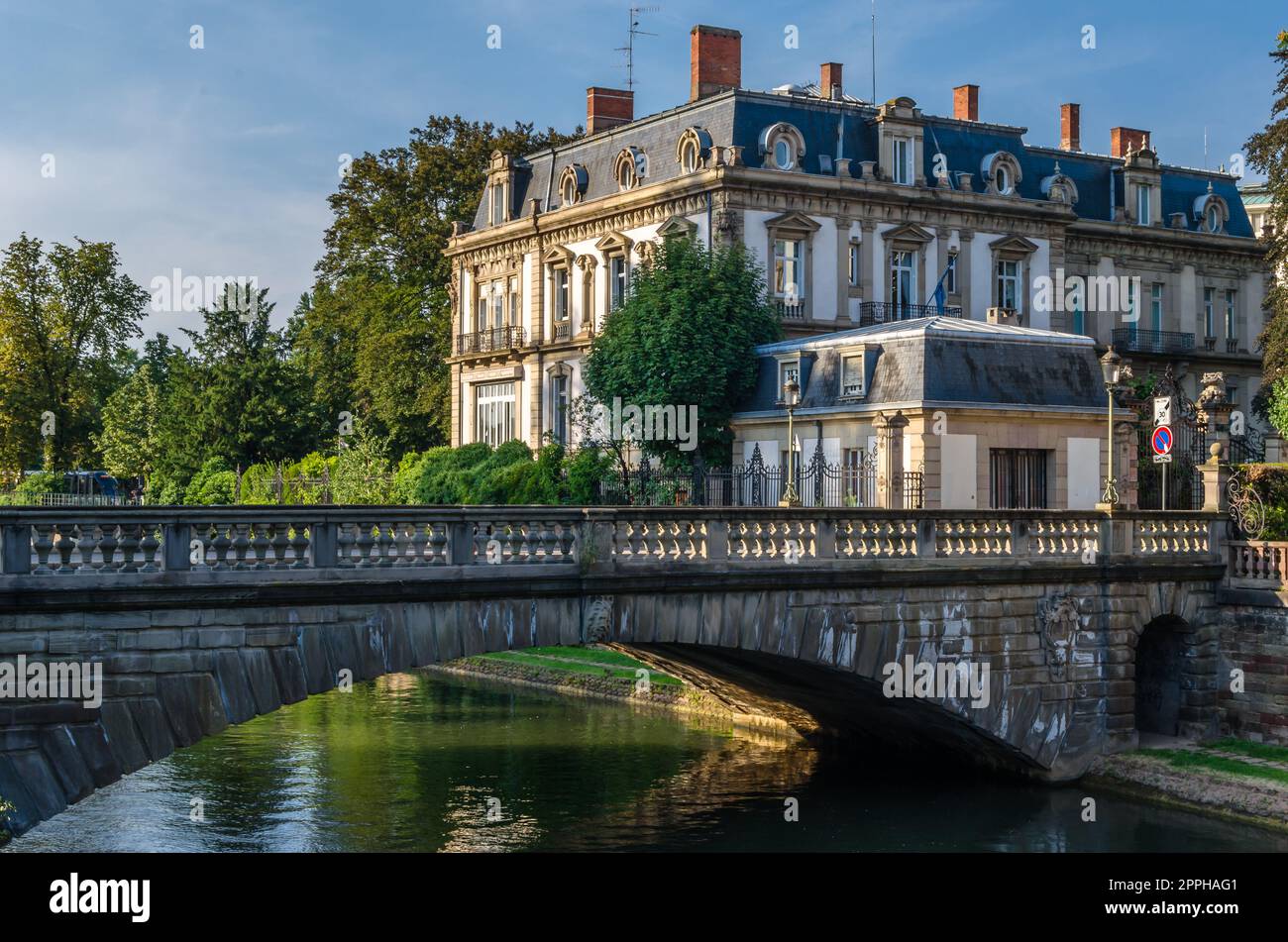 Edifici sulla riva del canale a Strasburgo, Francia Foto Stock