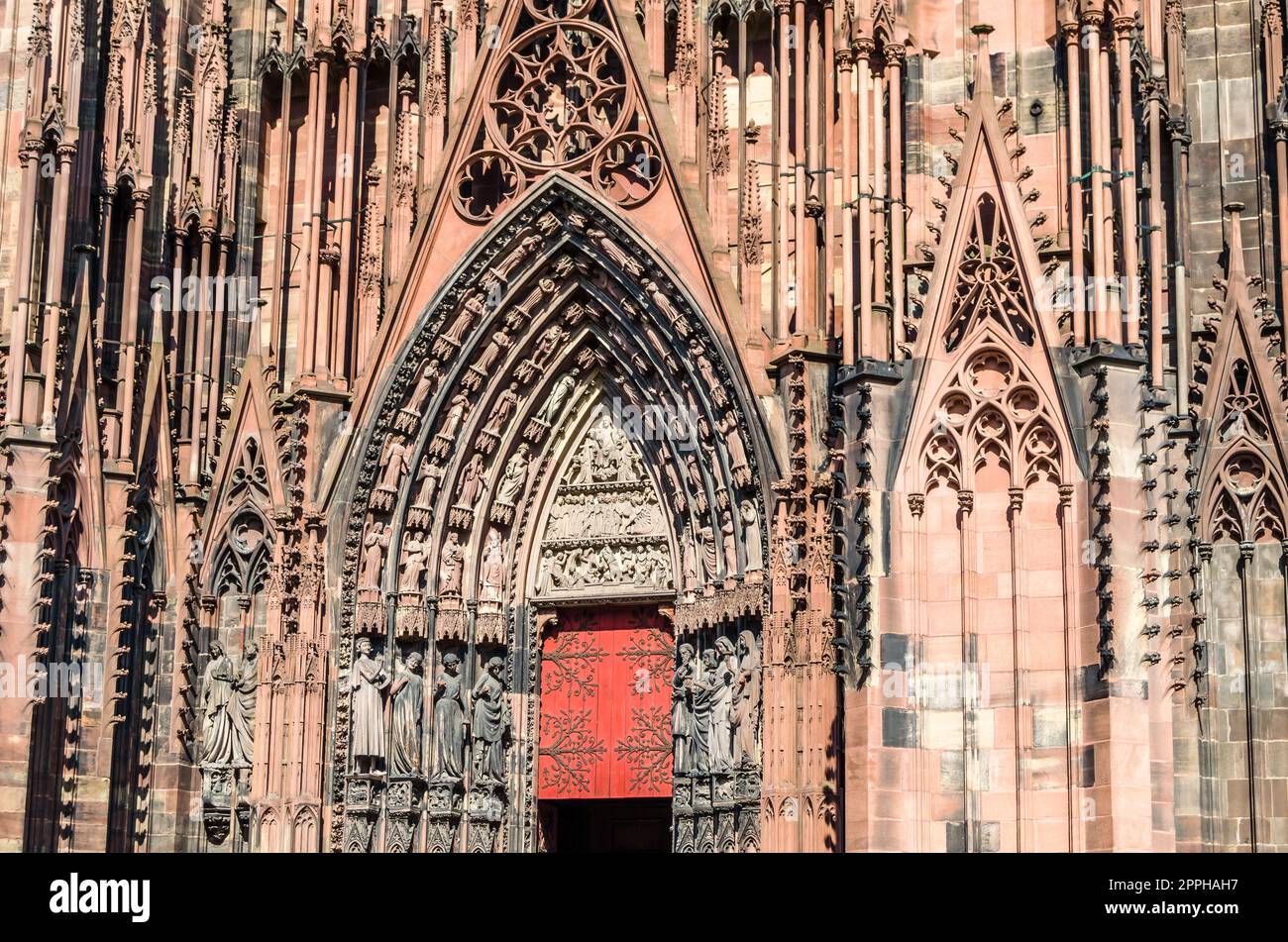 Dettaglio architettonico della cattedrale gotica di Strasburgo, Francia Foto Stock