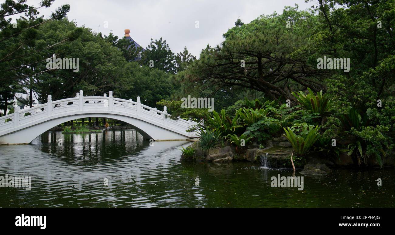 Parco giardino in stile cinese con laghetto d'acqua Foto Stock
