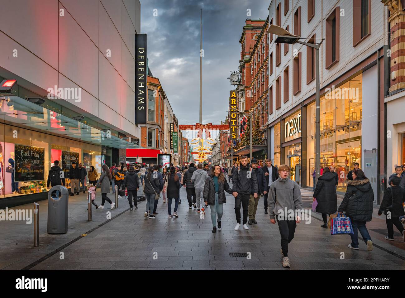 Henry Street decorata per Natale con una folla di gente che fa shopping. The Spire Dublin, Irlanda Foto Stock