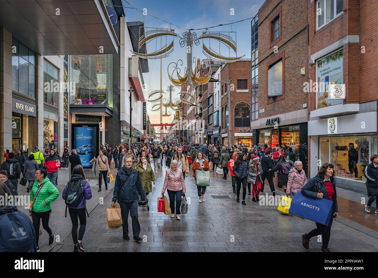 Henry Street è decorata per Natale con una folla di persone che si dedicano allo shopping. Irlanda Foto Stock