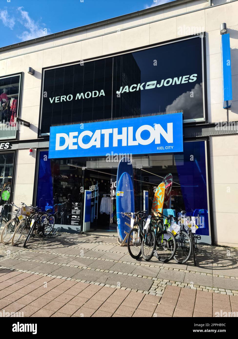 Kiel, Germania - 16. Ottobre 2022: Ingresso a un negozio di marchi Decathlon. Foto Stock Kiel, Germania - 16. Ottobre 2022: Ingresso a un negozio di marchi Decathlon. Foto Stock