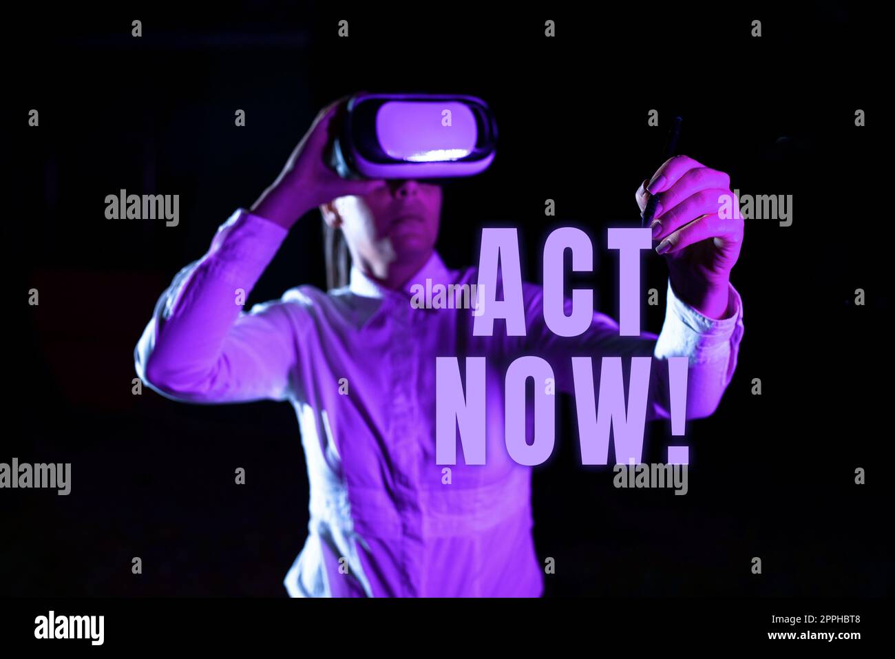 Didascalia di testo che presenta Act Now. Concetto che significa avere una risposta rapida chiedendo a qualcuno di fare azione non ritardare Foto Stock