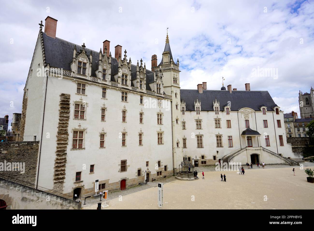 NANTES, FRANCIA - 5 GIUGNO 2022: Chateau des ducs de Bretagne interno del castello di Nantes, Francia Foto Stock