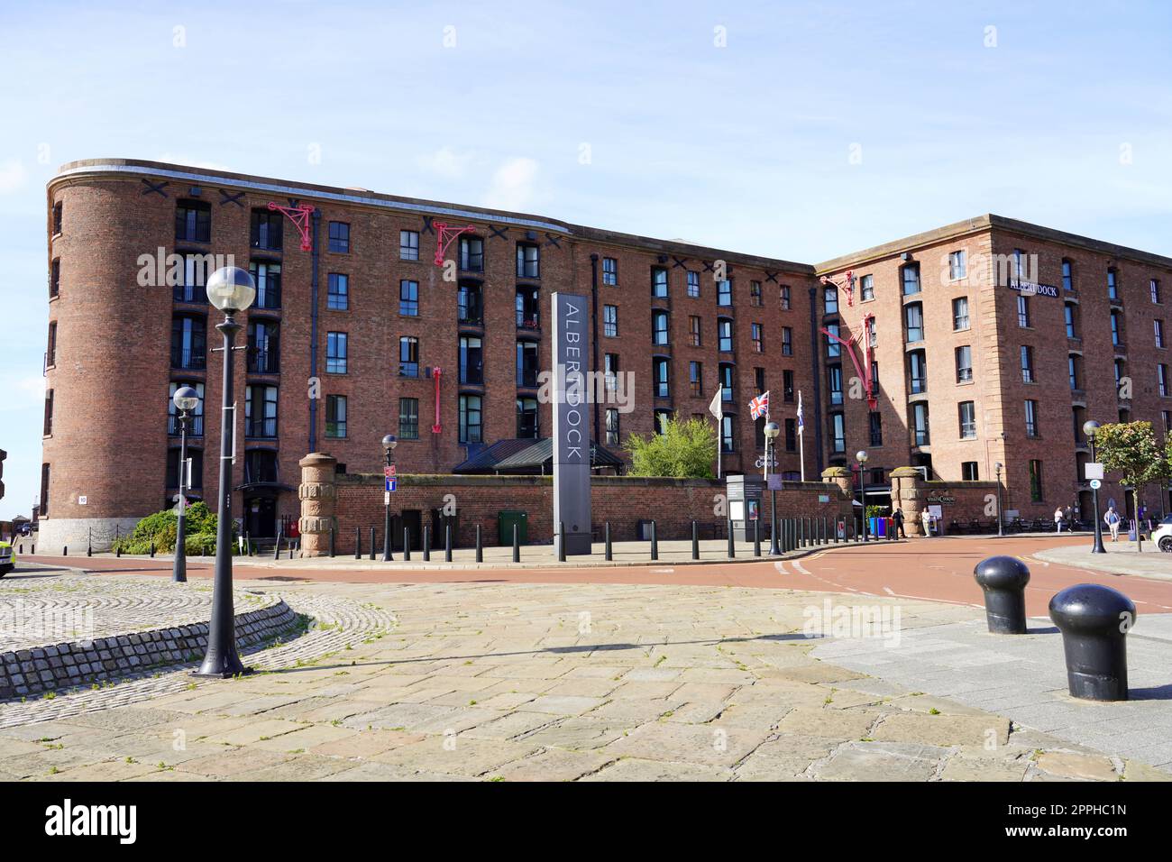 LIVERPOOL, Regno Unito - 14 LUGLIO 2022: Royal Albert Dock un complesso di edifici portuali e magazzini a Liverpool, Inghilterra, Regno Unito Foto Stock