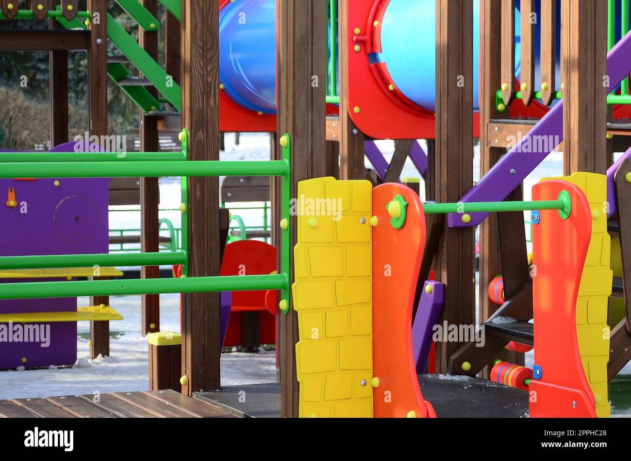 Frammento di un parco giochi in plastica e legno, dipinto in diversi colori Foto Stock