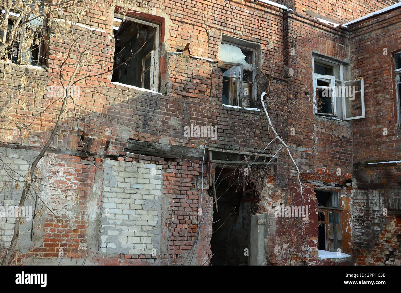 Frammento di un edificio abbandonato a due piani dopo operazioni militari a Donetsk Foto Stock