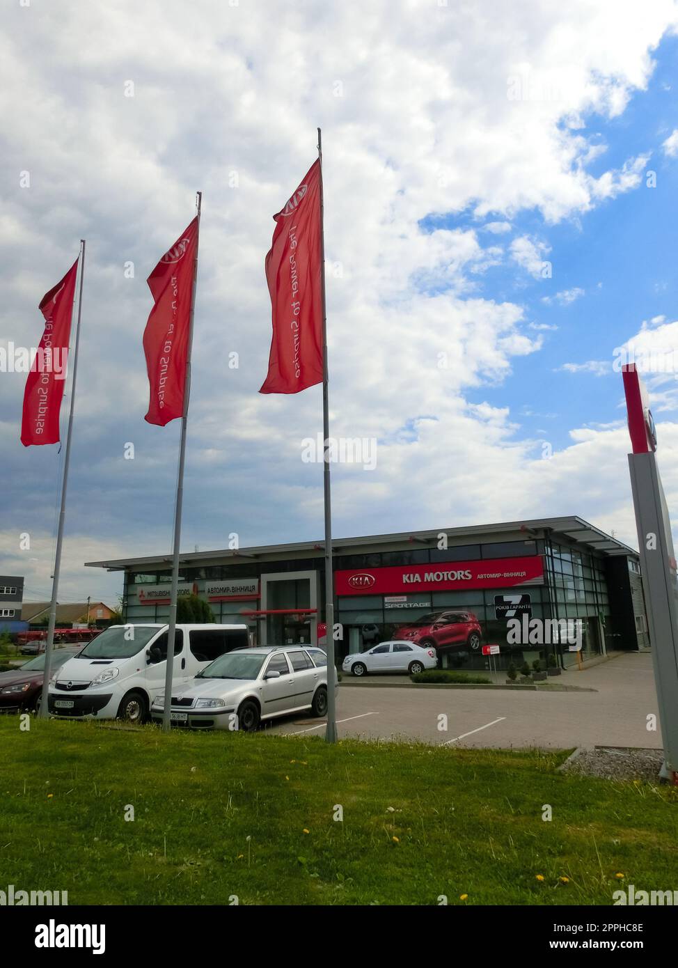 Vista del punto vendita della concessionaria del marchio KIA.KIA Motors è un'azienda automobilistica sudcoreana che produce autovetture, furgoni e autobus appartenenti al gruppo Hyundai Motor. Foto Stock