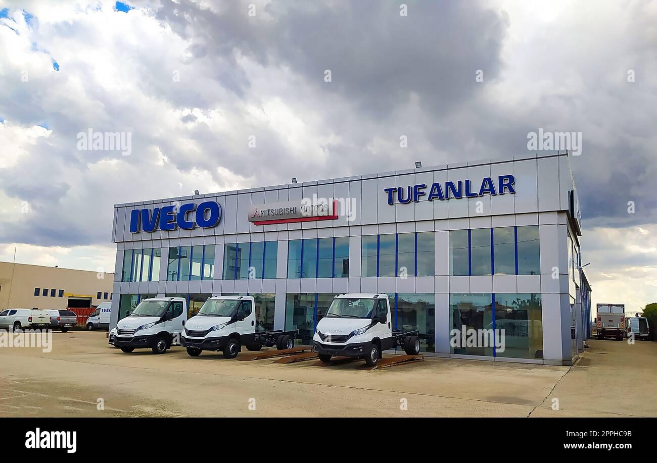 Chorlu, Turchia - 13 settembre 2022: Negozio di furgoni professionali Iveco Foto Stock