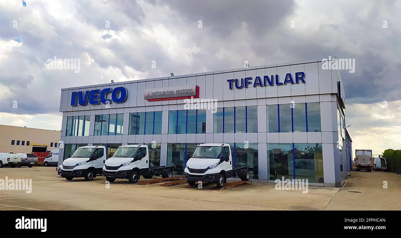 Chorlu, Turchia - 13 settembre 2022: Negozio di furgoni professionali Iveco Foto Stock