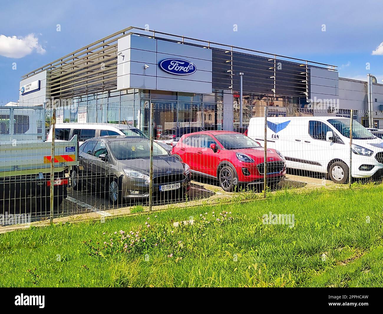 Iasi, Romania - 11 settembre 2022: Vista esterna della concessionaria Ford. Ford Motor Company è un'azienda automobilistica statunitense. Foto Stock