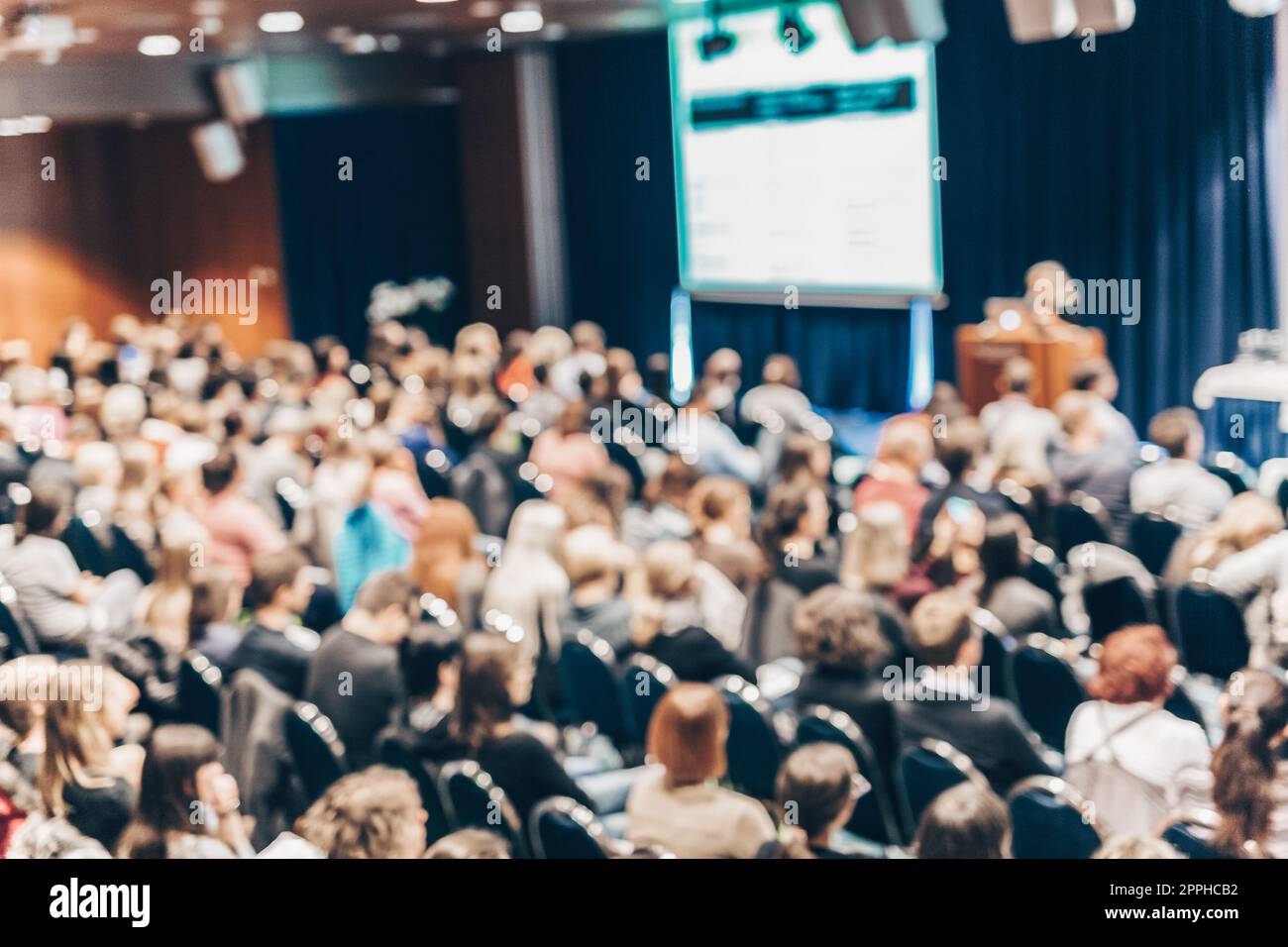 Blured immagine del pubblico in sala conferenza frequentando simposio di business. Foto Stock