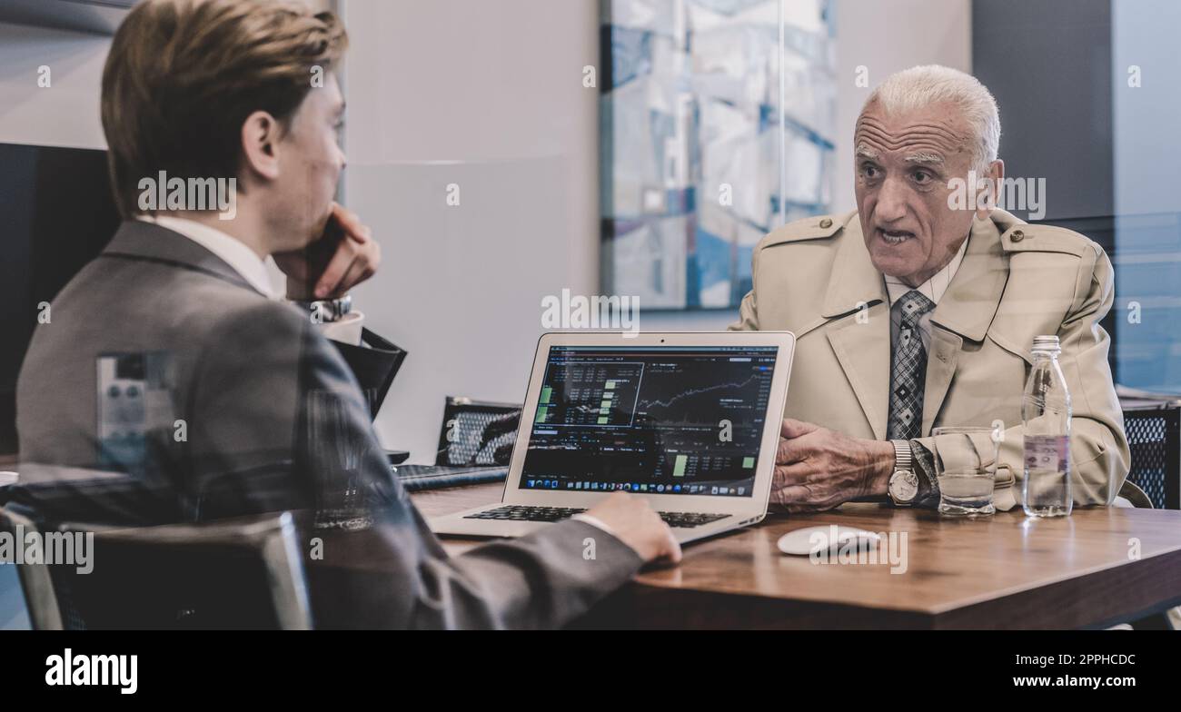 Advisor finanziario consulting senior client con la sua strategia di investimento. Foto Stock