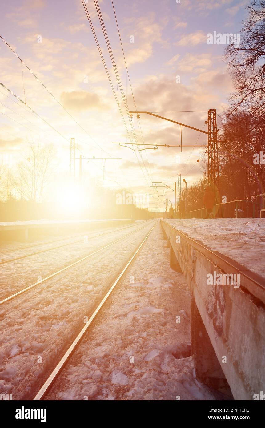 Paesaggio invernale serale con la stazione ferroviaria Foto Stock