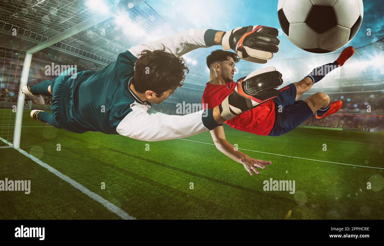 Il calciatore in uniforme rossa colpisce il pallone con un calcio acrobatico allo stadio Foto Stock