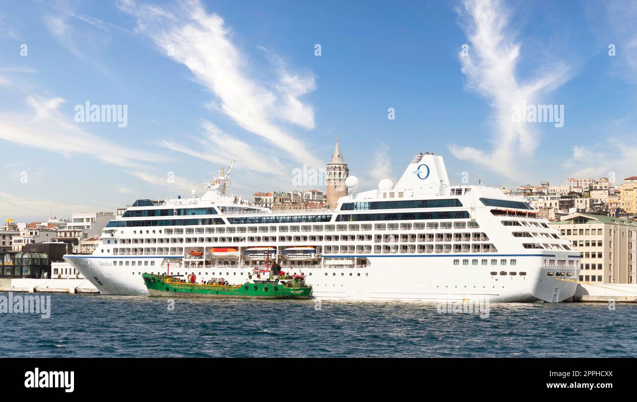 Enorme nave da crociera ormeggiata a Galataport, Bosforo, Karakoy, quartiere, con la Torre Galata, Istanbul, Turchia Foto Stock