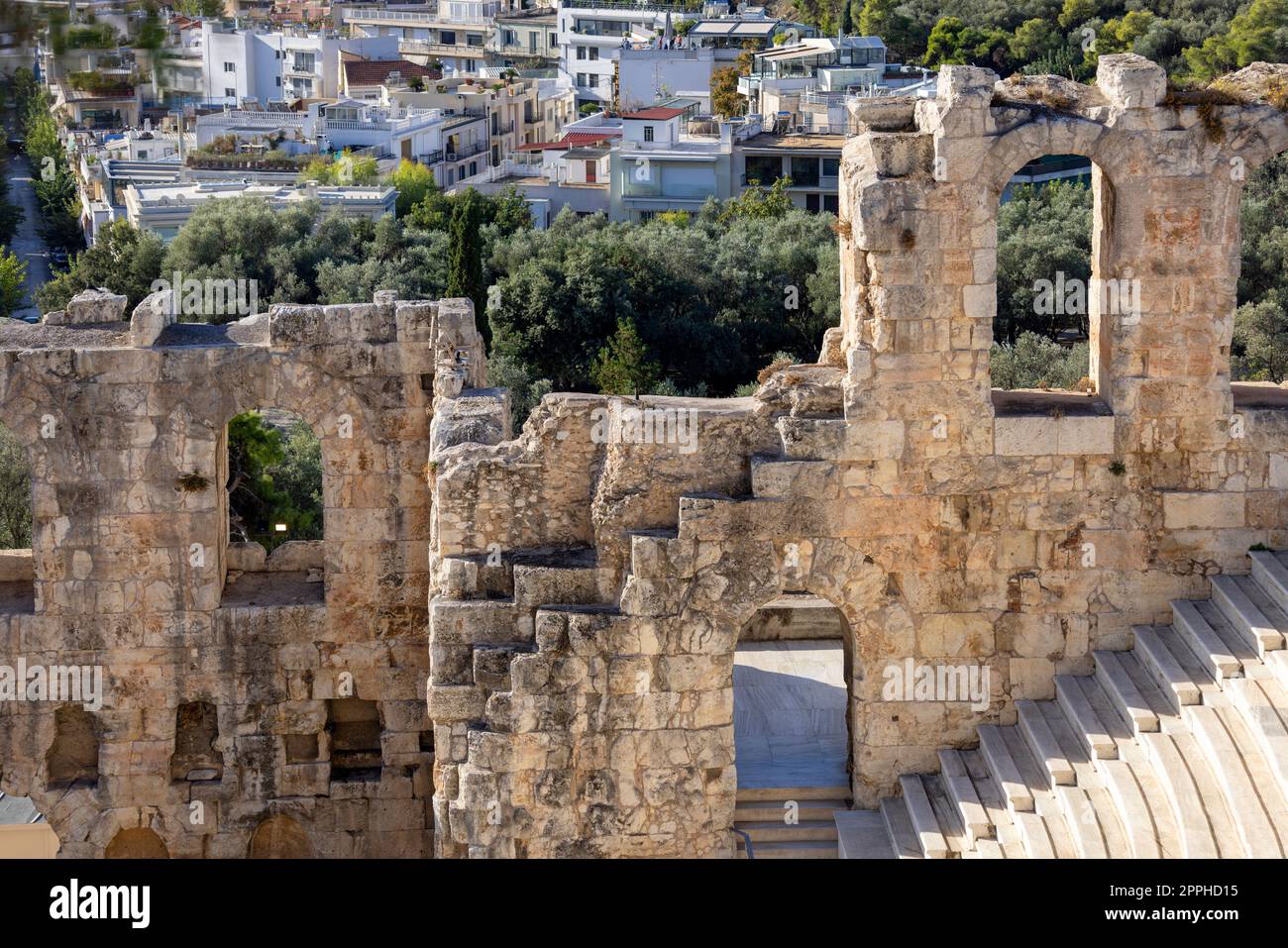 Teatro di Dioniso, resti dell'antico teatro greco situato sul versante meridionale della collina dell'Acropoli, Atene, Grecia Foto Stock