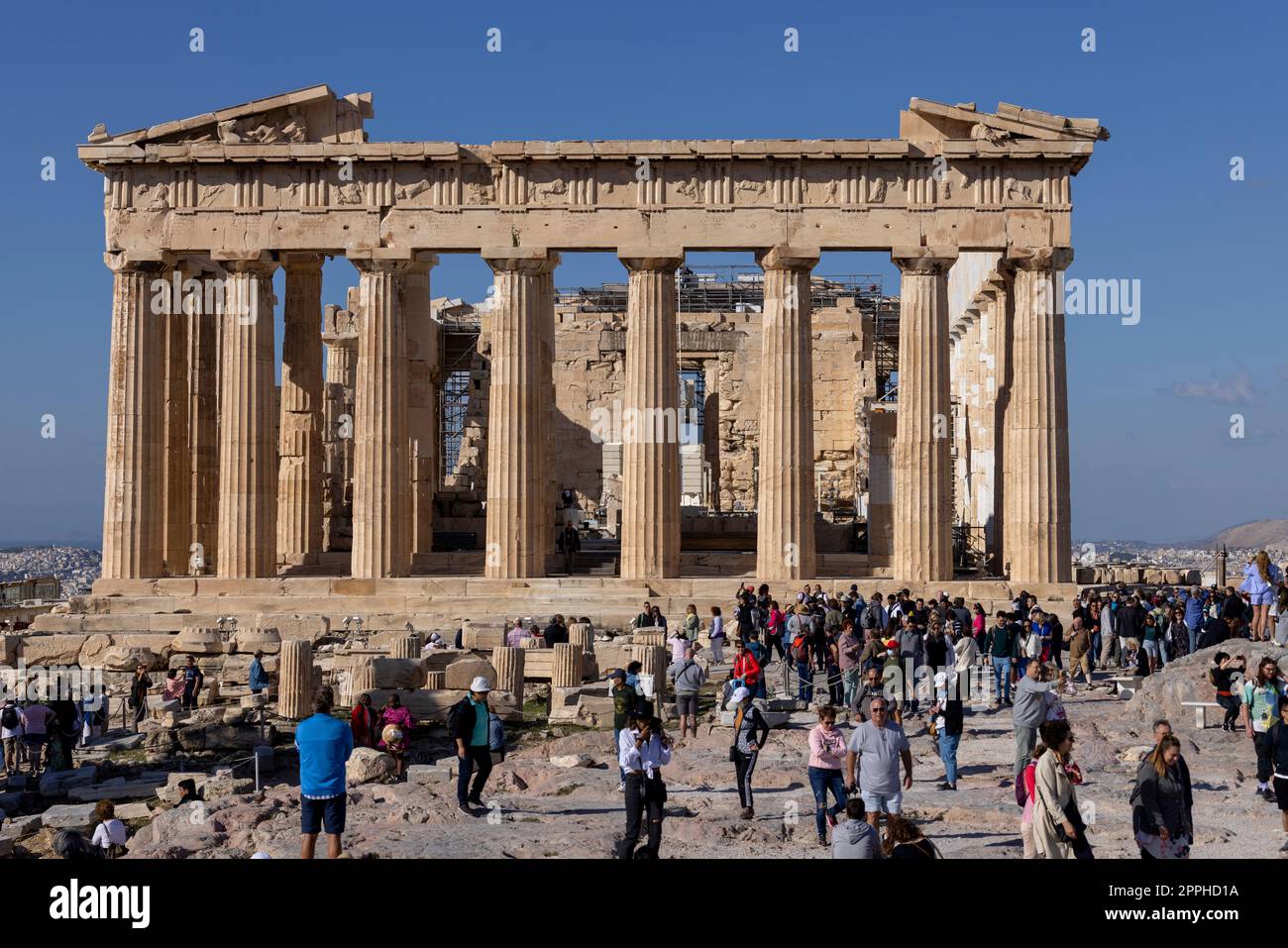 Gruppo di turisti di fronte al Partenone sull'Acropoli di Atene, Atene, Grecia Foto Stock