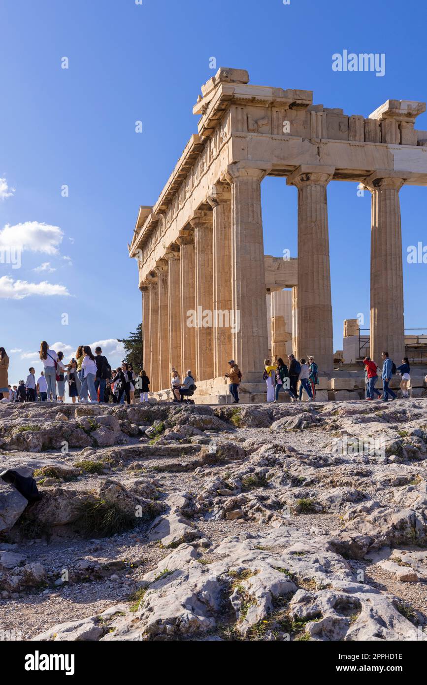 Gruppo di turisti di fronte al Partenone sull'Acropoli di Atene, Atene, Grecia Foto Stock