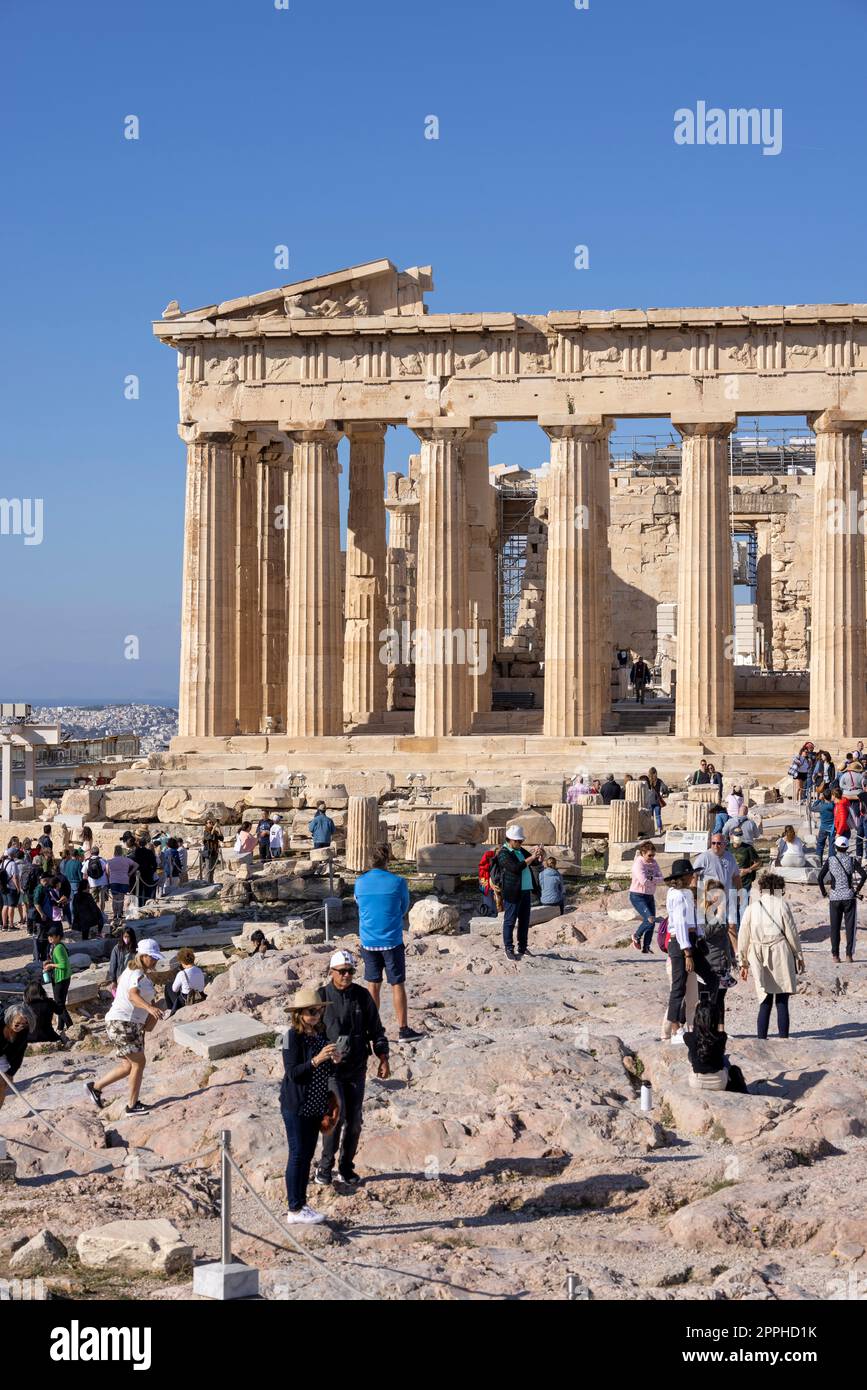 Gruppo di turisti di fronte al Partenone sull'Acropoli di Atene, Atene, Grecia Foto Stock