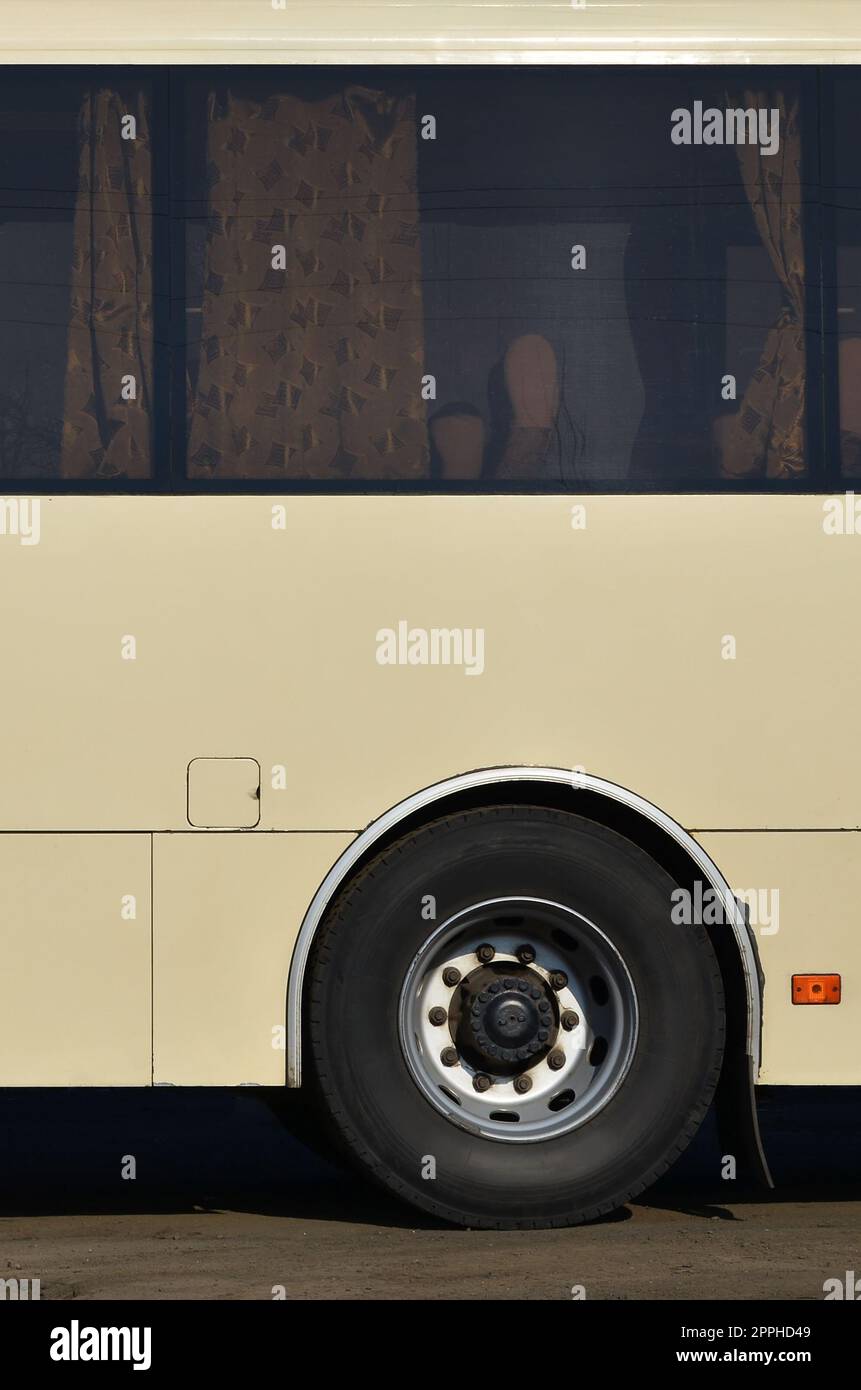Foto dello scafo di un grande e lungo autobus giallo con spazio libero per la pubblicità. Vista ravvicinata di un veicolo passeggeri per il trasporto e il turismo Foto Stock