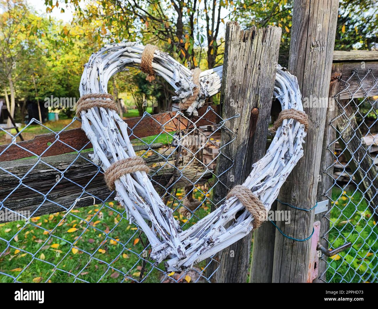 cuore di legno su una recinzione del giardino Foto Stock