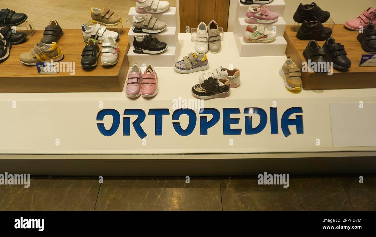 Istanbul, Turchia - 15 settembre 2022: Ortopedia - negozio di scarpe ortopediche Foto Stock