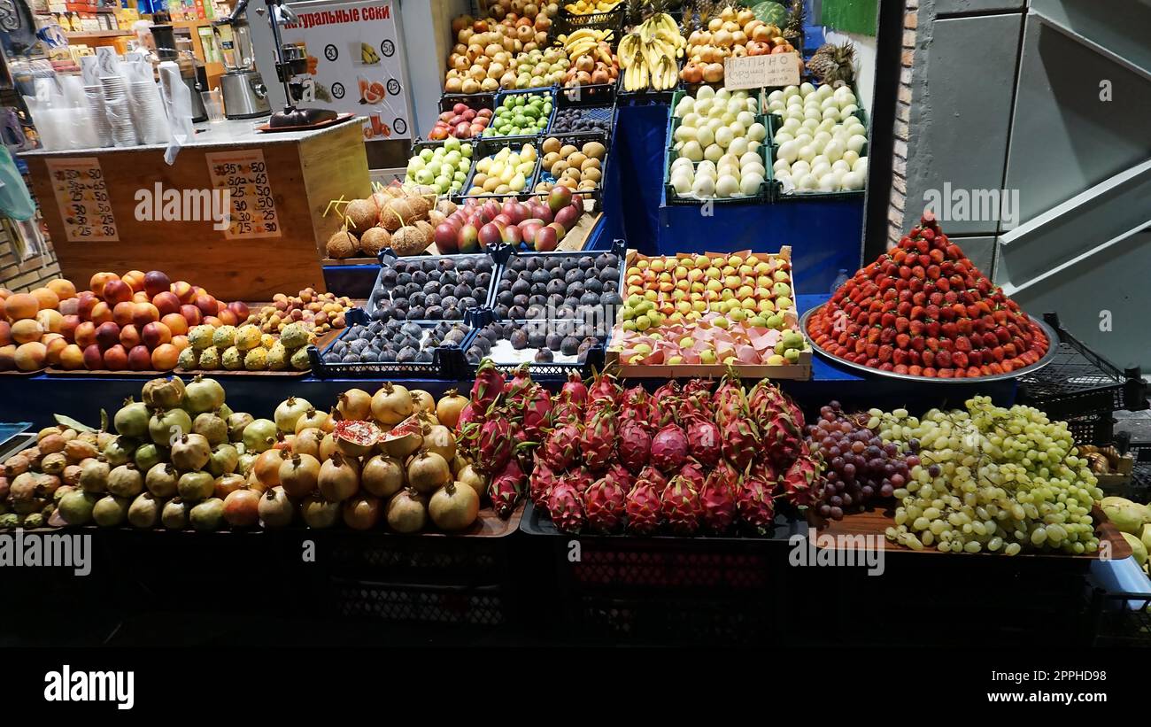 Kemer, Turchia - 17 settembre 2022: Mercato della frutta con vari tipi di frutta fresca colorata Foto Stock