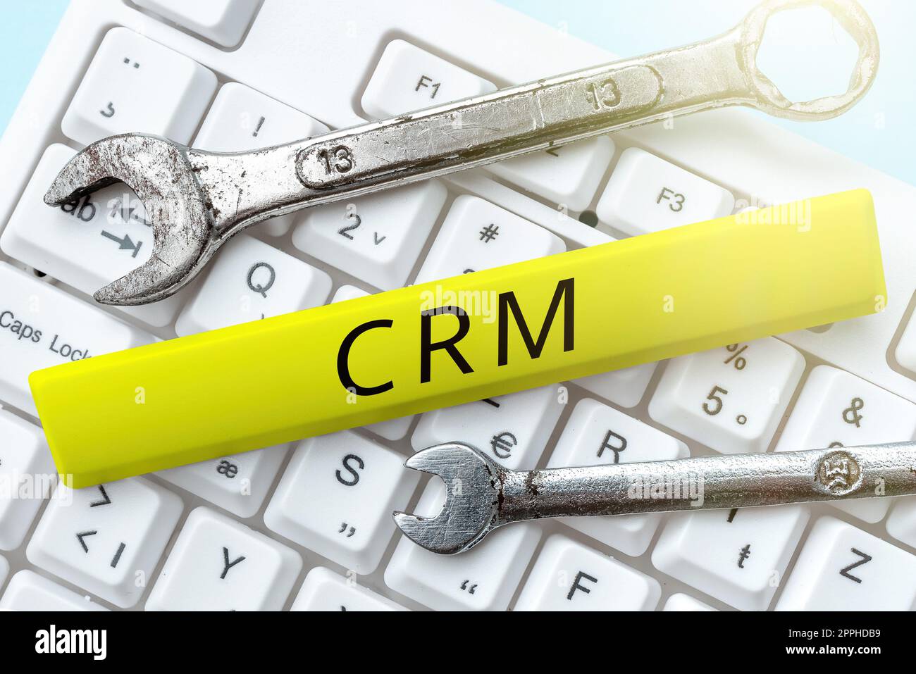 Cartello di testo che mostra il CRM. Business idea gestisce tutte le relazioni aziendali e le interazioni con i clienti Foto Stock