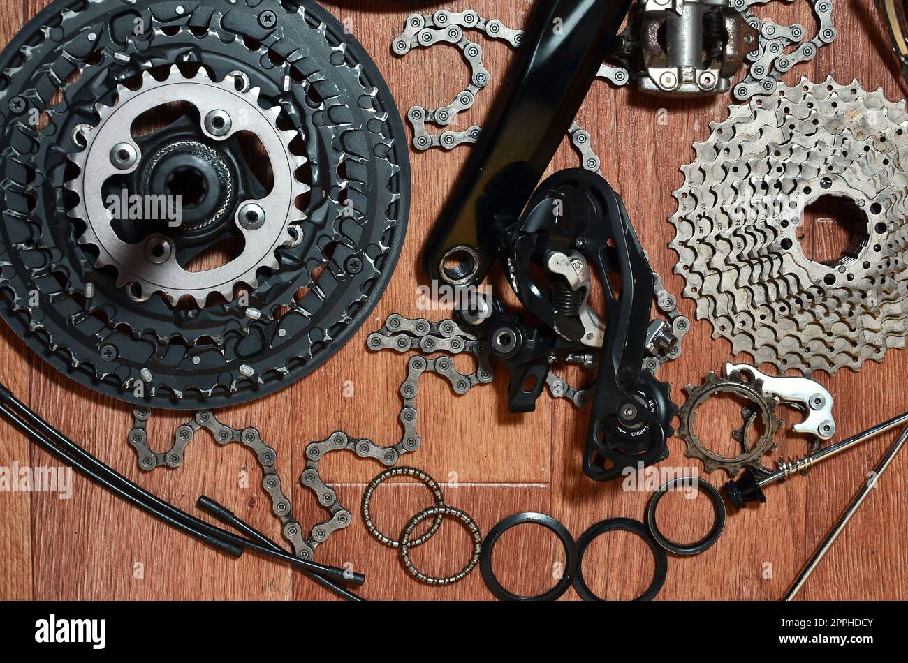 Molte diverse parti metalliche e componenti dell'equipaggiamento da running di una moto sportiva Foto Stock