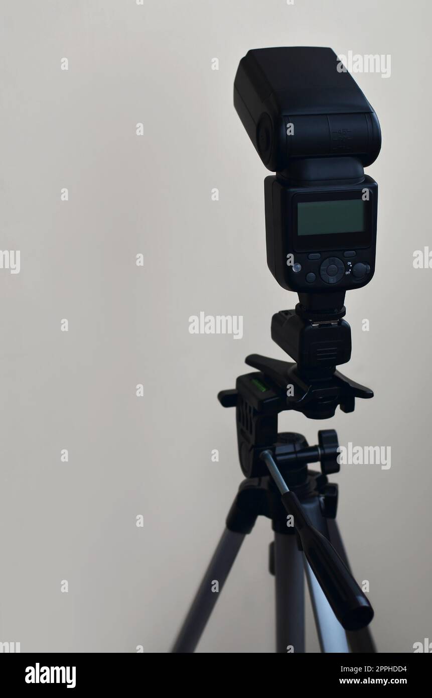 Pistola Speedlight con set di grilletti montato sul treppiede Foto Stock