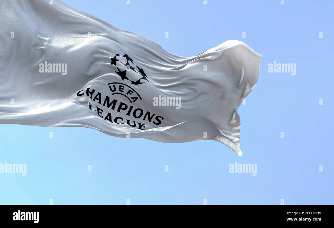 La bandiera della UEFA Champions League sventola in una giornata limpida Foto Stock