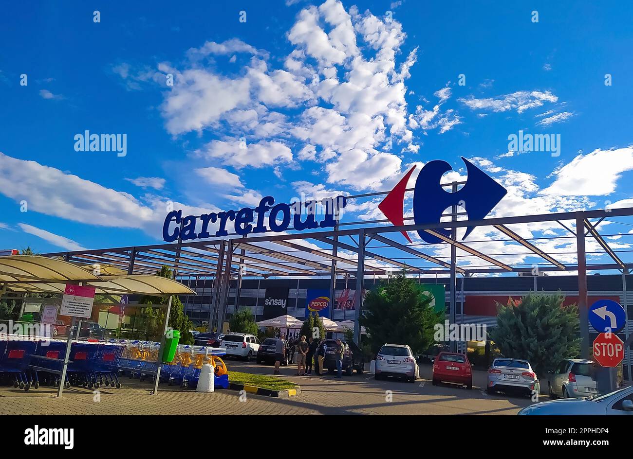 Focsani, Romania - 12 settembre 2022: Ipermercato Carrefour Foto Stock