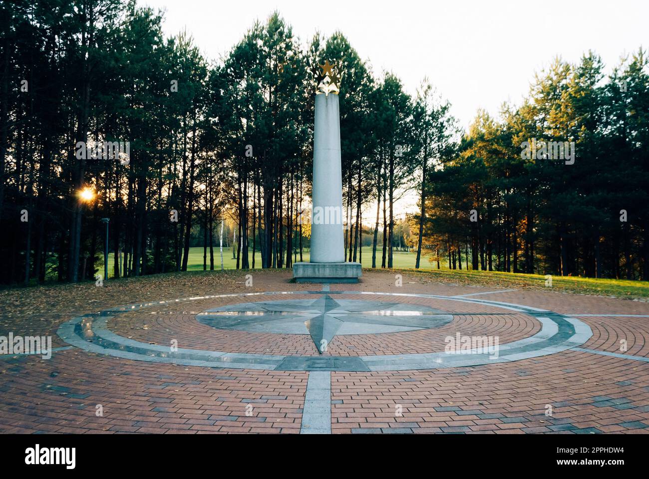 Purnushkes, Lituania - 2021.10.09: monumento allo scultore Gediminas Jokubonis nel centro geografico dell'Europa Foto Stock