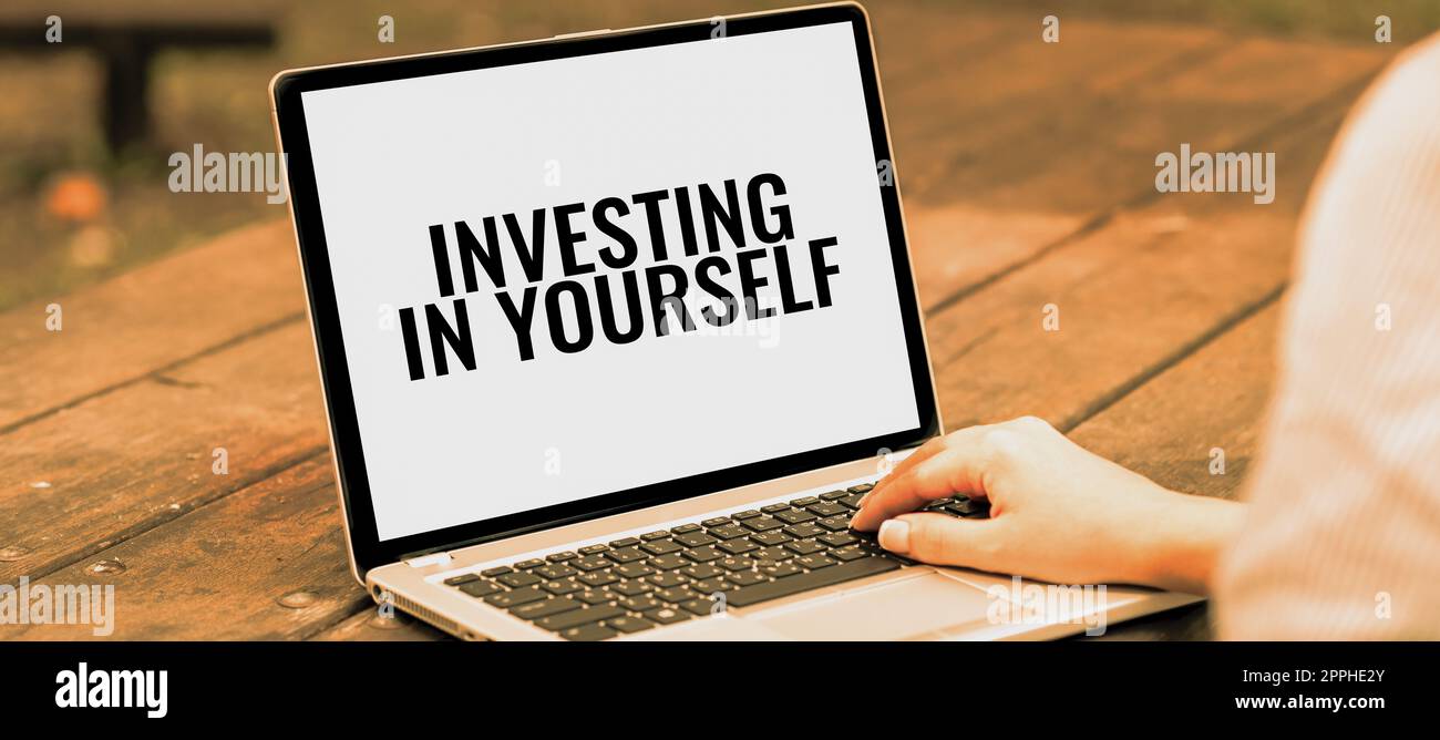 Scrittura a mano di testo investire in te stesso. Business Concept migliora le tue competenze segui i corsi per lo sviluppo personale Foto Stock