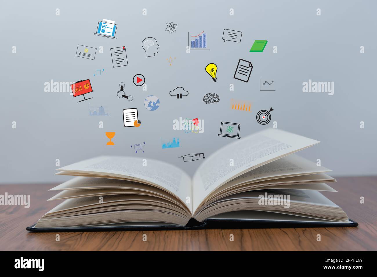 Libro di e-learning Open Education con icone sulla scrivania. Foto Stock
