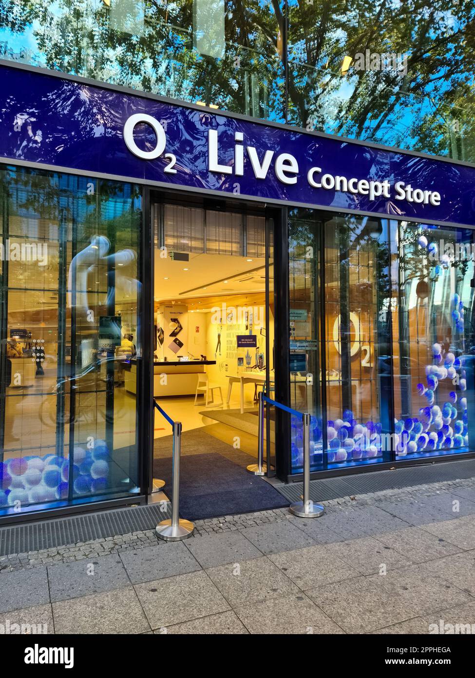 Berlino, Germania - 16. Ottobre 2022: Ingresso in un negozio di smartphone dell'azienda O2. Foto Stock