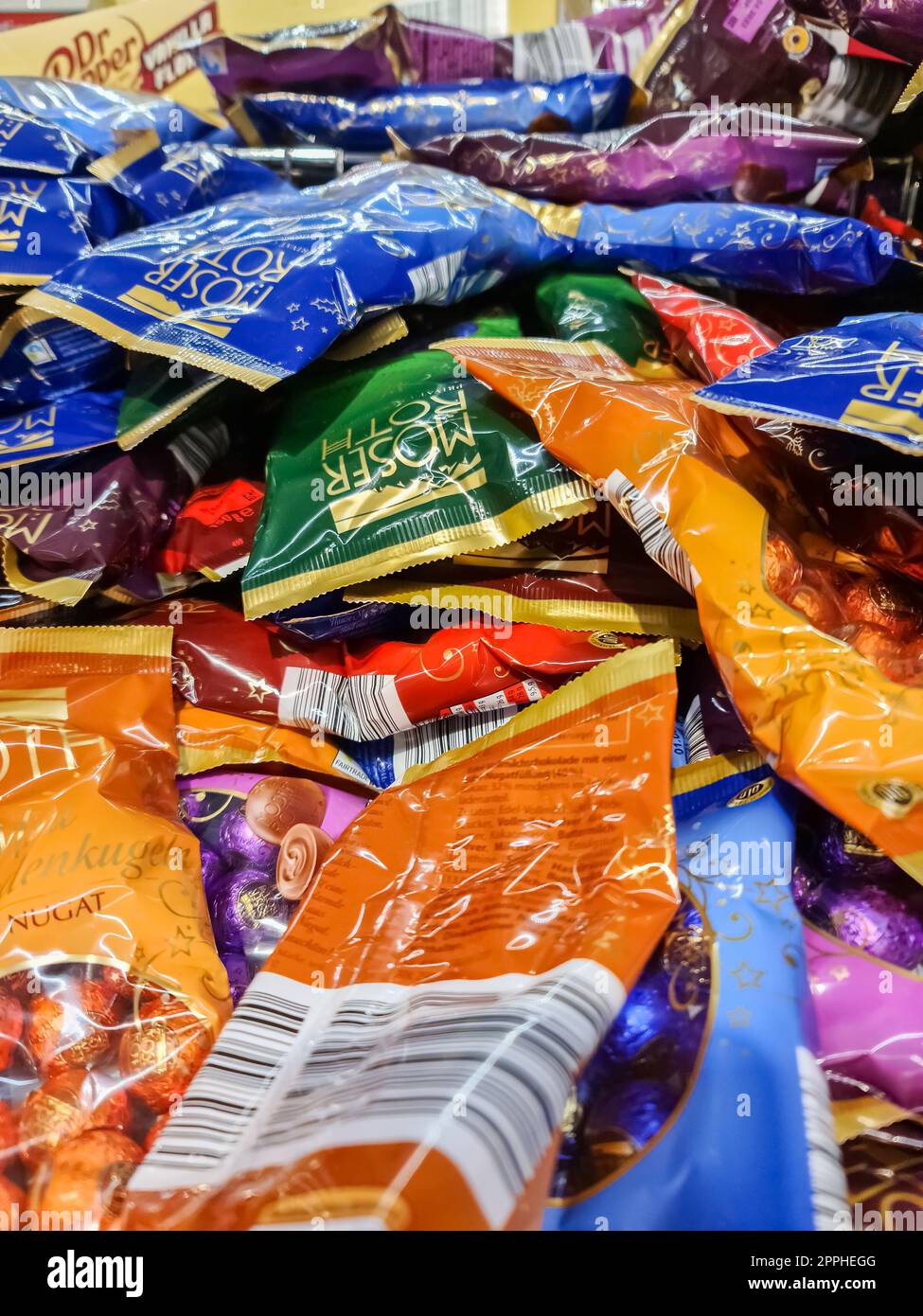 Kiel, Germania - 03. Ottobre 2022: Numerosi pacchetti di cioccolato del marchio Moserroth in vendita in un discount. Foto Stock