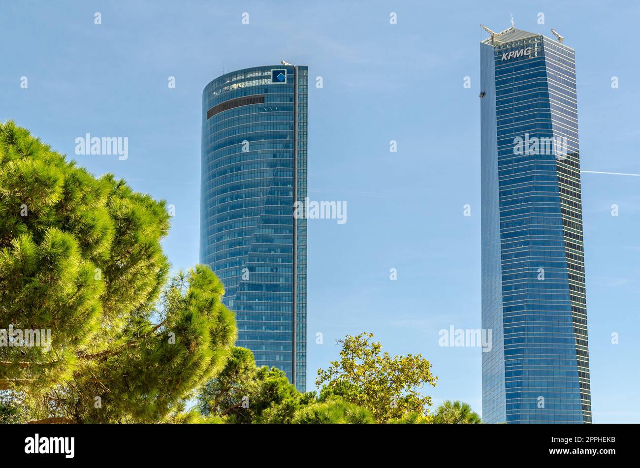 MADRID, SPAGNA - 6 OTTOBRE 2021: Vista dei grattacieli moderni che fanno parte della zona commerciale Cuatro Torres a Madrid, Spagna Foto Stock
