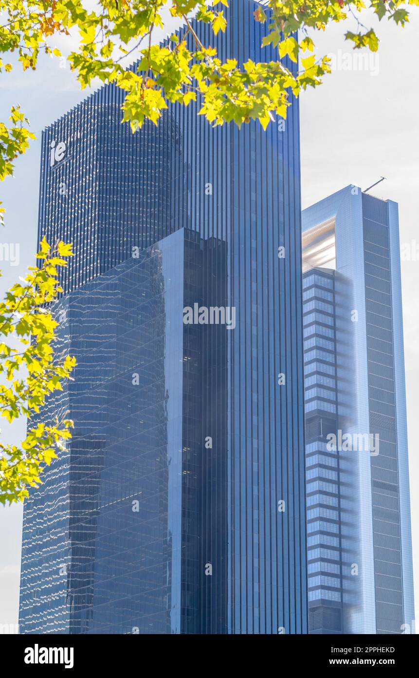 MADRID, SPAGNA - 6 OTTOBRE 2021: Vista dei grattacieli moderni che fanno parte della zona commerciale Cuatro Torres a Madrid, Spagna Foto Stock