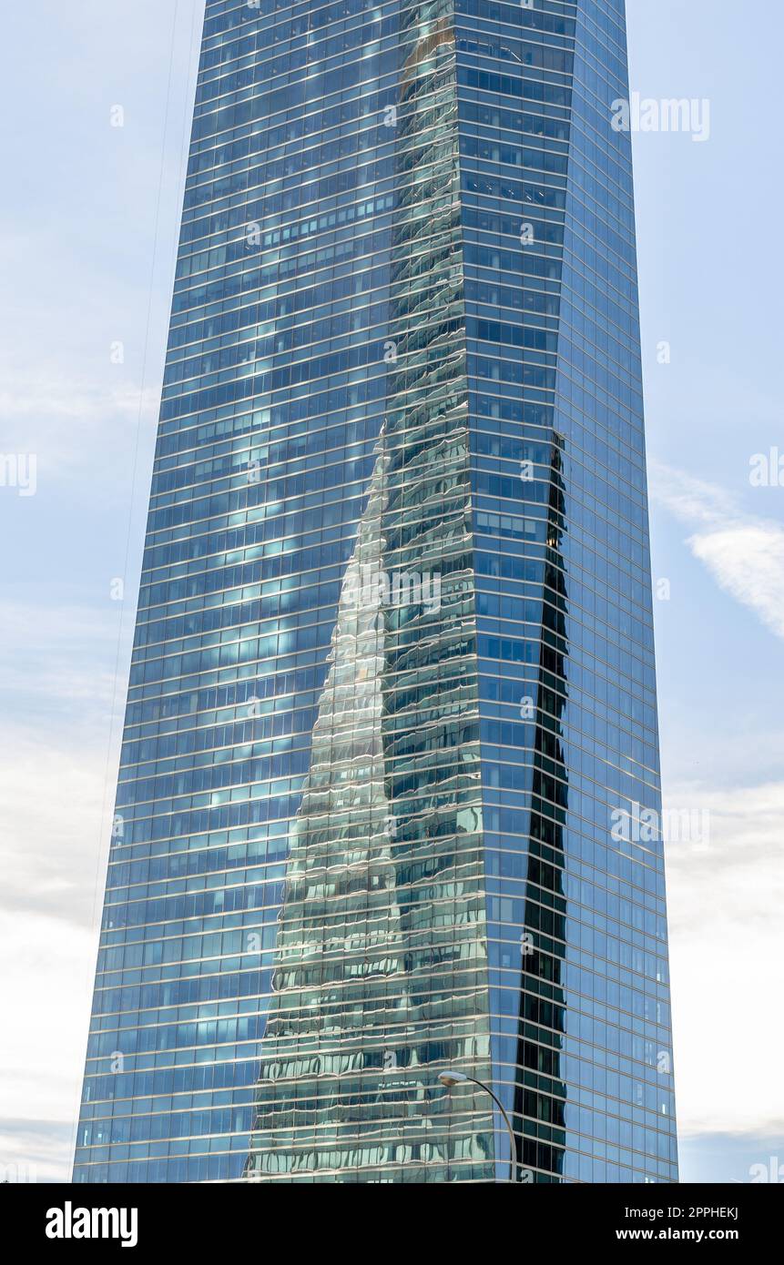 MADRID, SPAGNA - 6 OTTOBRE 2021: Dettagli architettonici, facciate in vetro dei moderni grattacieli che fanno parte della zona commerciale Cuatro Torres a Madrid, Spagna Foto Stock