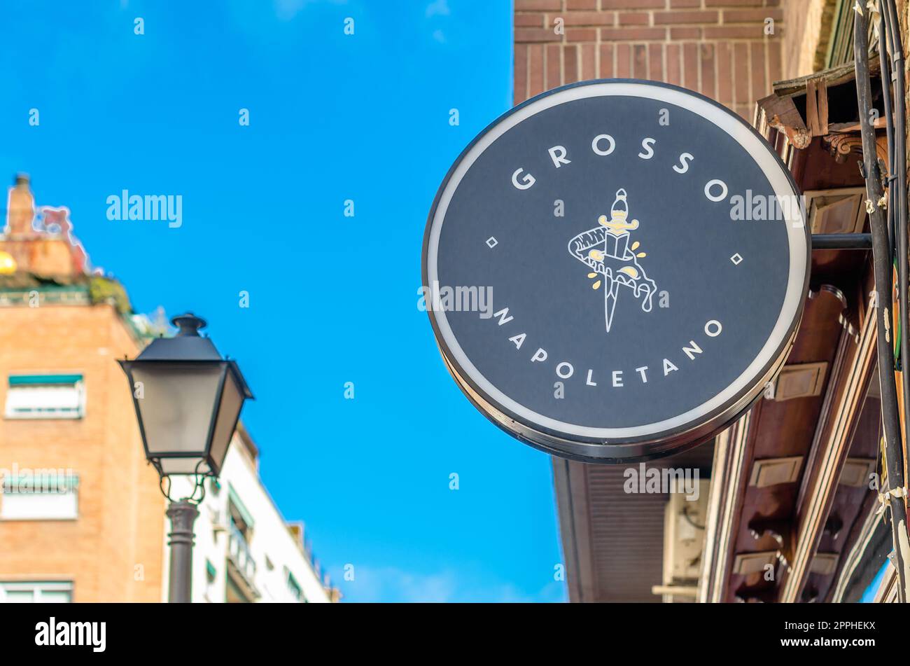 MADRID, SPAGNA - 5 OTTOBRE 2021: Logo grosso Napoletano sulla facciata di un ristorante a Madrid, Spagna. Grosso Napoletano è una catena spagnola di pizzerie artigianali, fondata nel 2017 Foto Stock